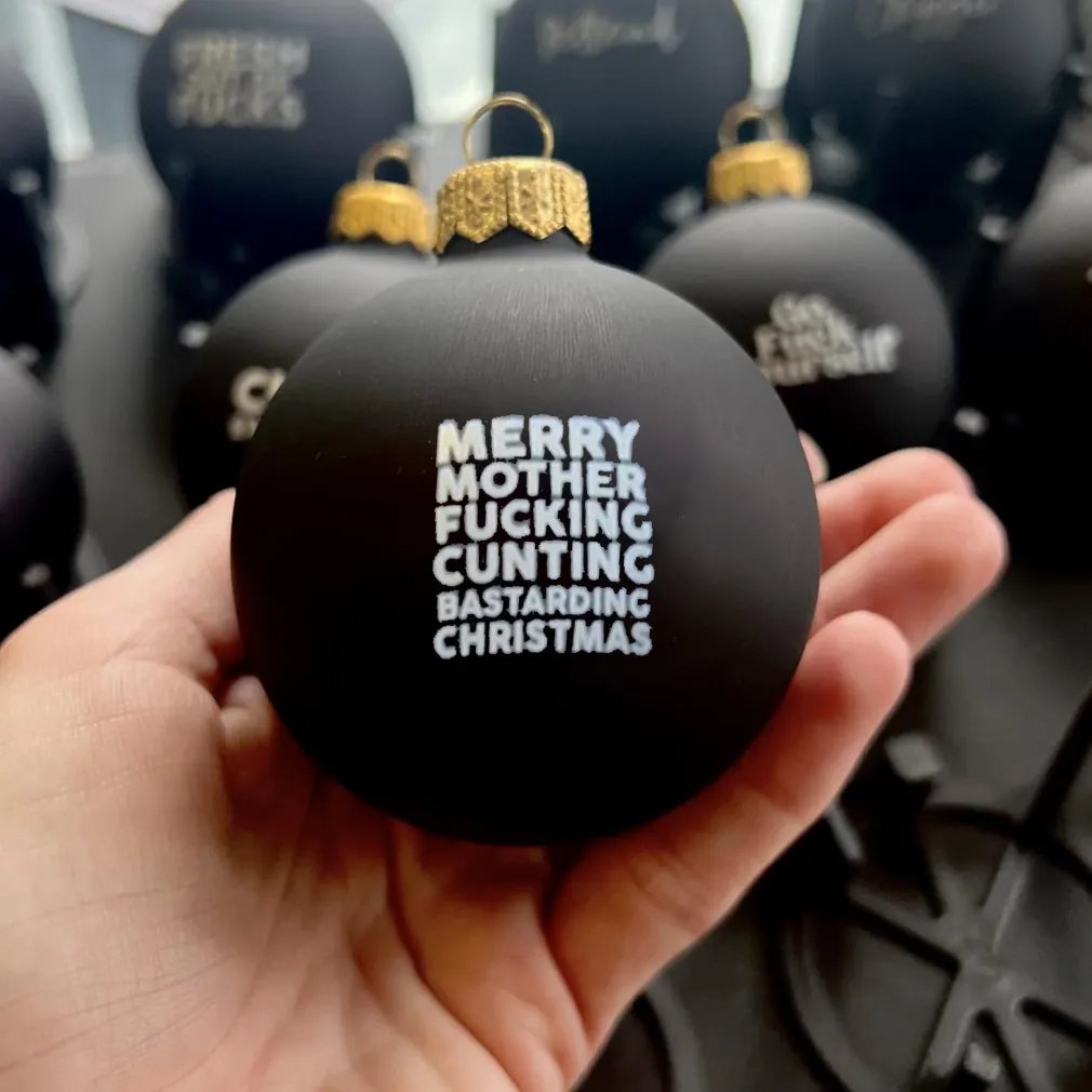 🤣 Funny Christmas Ornament - Humorous Design for Tree Decoration, Perfect Gift for Family Gatherings 🎁📦